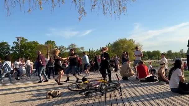 Tallinn Reidi Tee Estónia Pessoas Que Relaxam Dançam Bachata Passeio — Vídeo de Stock