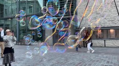 10.06.2022 Tallinn, Estonya, Sokaktaki adam sabun köpüğü üflüyor 