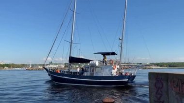  Tallinn, Estonya, Baltık Denizi limanı, deniz suyu, marina ve güneşli gün arka planındaki yamaçların liman yansıması önünde yatlar. 