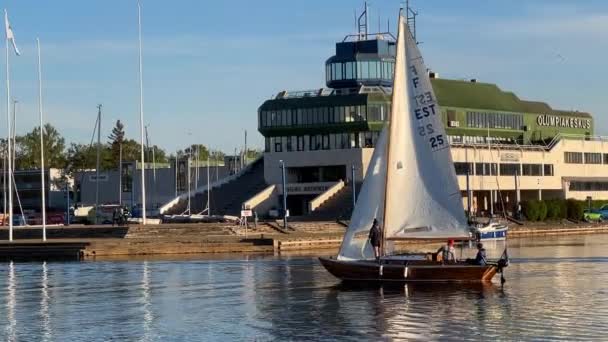 Tallinn Estland Oostzee Haven Jachten Boot Aan Voorkant Haven Reflectie — Stockvideo