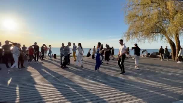 2022 Tallin Estonia Ludzie Relaks Taniec Bachata Zachód Słońca Przy — Wideo stockowe