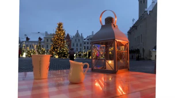 Albero Natale Lanterna Tazza Caffè Sul Tavolo Della Strada Sul — Video Stock