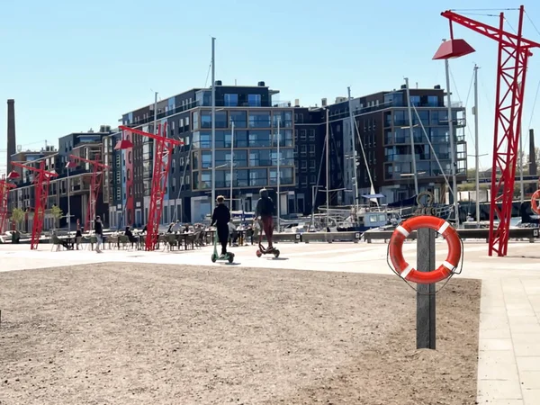 Tallinn Estonya sembol bayrağı ve kırmızı Lifebuoy Baltık limanındaki deniz yatlarında su dalgaları ve gökyüzünde, limanda gezinti