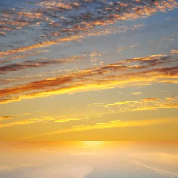 Luz Verano Oro Naranja Rosa Puesta Sol Dramático Cielo Azul — Foto de Stock