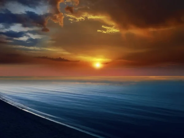 Блакитне Нічне Небо Морська Вода Драматичні Хмари Помаранчевому Золотому Заході — стокове фото