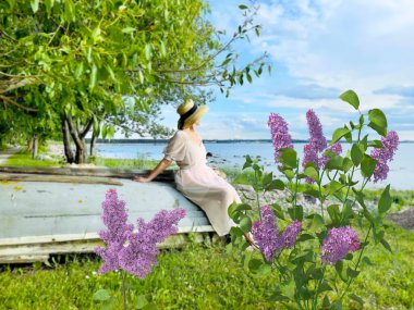 Çiçekleri ve yeşil çalıları olan vahşi bir sahil. Pembe elbiseli kadınlar ve ufukta saman şapkalı kadınlar. Mavi denizde rahatla ve bulutlu gökyüzü manzarası. 