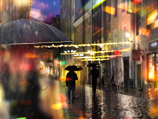 Esős Város Éjszaka Fény Utca Visszaverődés Emberek Esernyő Épületek Elmosódott — Stock Fotó