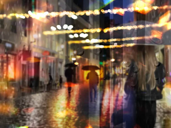 Yağmurlu Şehir Gece Lambası Sokak Lambası Insanları Şemsiyeli Binaları Bulanık — Stok fotoğraf