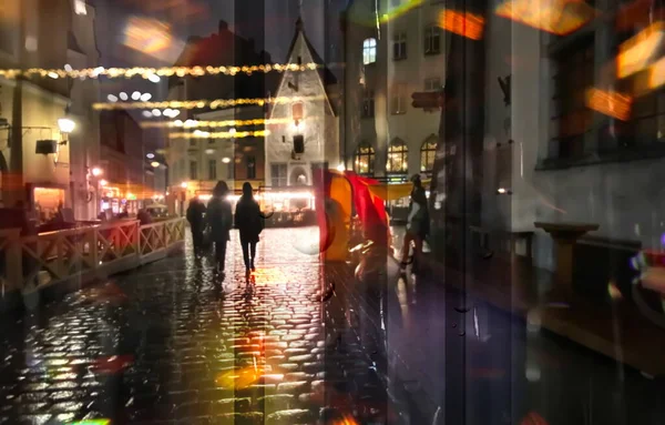 Tallinn Jesień Pora Deszczowa Miasto Noc Światło Ulica Refleksja Ludzie — Zdjęcie stockowe