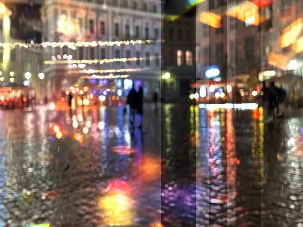 Sonbahar Yağmuru Sezonu Şehir Gece Lambası Yansıması Insanlar Şemsiyelerle Yürüyorlar — Stok fotoğraf