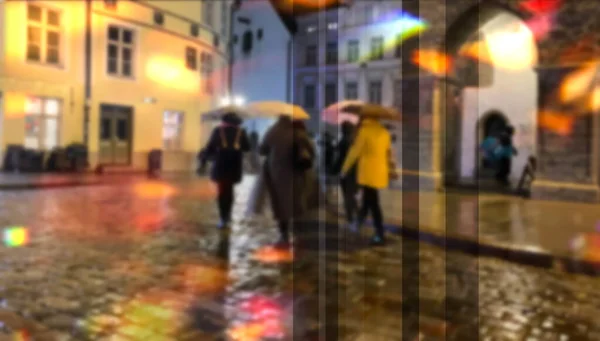 Personnes Marchent Avec Des Parasols Ville Pluvieuse Veilleuse Rue Réflexion — Photo