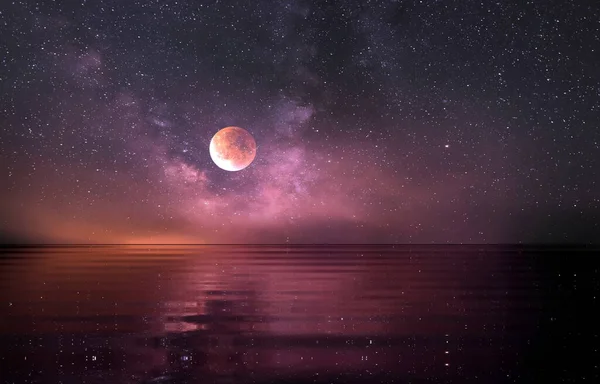 Leylak Mavisi Üzerinde Deniz Dalgası Yansımasında Yıldızlı Gece — Stok fotoğraf