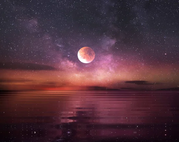 Lua Azul Lilás Céu Estrelado Escuro Noite Mar Onda Água — Fotografia de Stock