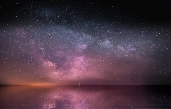 Dunkler Sternenhimmel Der Nacht Meer Wasser Welle Reflexion Nebel Milchstraße — Stockfoto