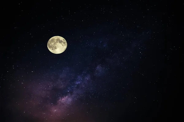 蓝色星空上的大月亮戏剧性的云雾和银河般的宇宙空间 — 图库照片