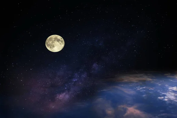 Wielki Księżyc Noc Niebieski Gwiaździsty Niebo Dramatyczne Chmury Mgławica Droga — Zdjęcie stockowe