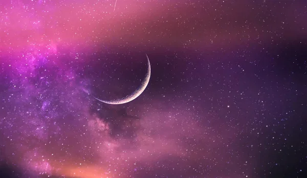 橘红色的落日和月亮落在淡紫色的蓝星之夜戏剧性的云雾中 — 图库照片