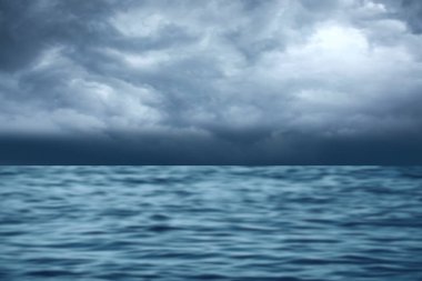 dramatik mavi eflatun güneş ışığı bulutlu gökyüzü fırtınadan önce denizde gün batımı doğa manzarası