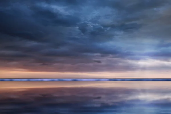 Ярко Голубой Сиреневый Солнечный Свет Облачный Закат Над Морем Перед — стоковое фото