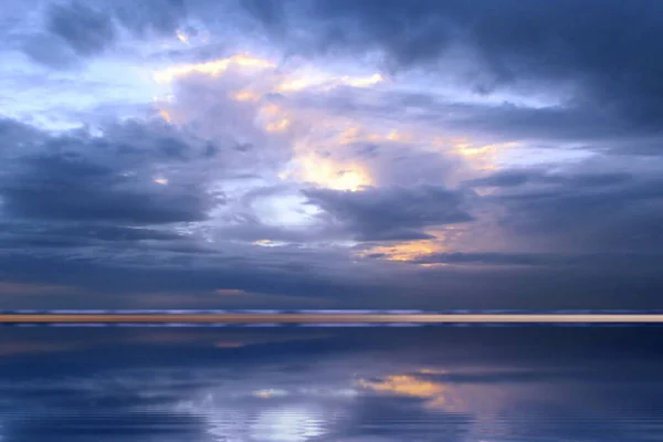 Dramatik Mavi Eflatun Güneş Işığı Bulutlu Gökyüzü Fırtınadan Önce Denizde — Stok fotoğraf
