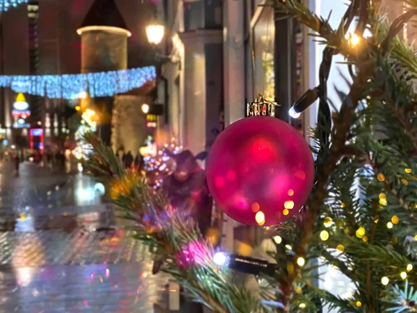 Weihnachtsbaum Auf Mittelalterlich Verregneter Straße Rote Kugel Und Illumination Mit — Stockfoto