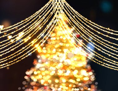 Noel ağacı, Bokeh ışık yayını ve top dekorasyonu aydınlatmasını bulanıklaştırdı. Kış tatili arka plan feshedici afiş alanı kopyalama şablonu