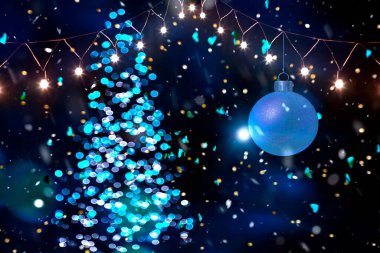 Noel ağacı, Bokeh ışık yayını ve top dekorasyonu aydınlatmasını bulanıklaştırdı. Kış tatili arka plan feshedici afiş alanı kopyalama şablonu