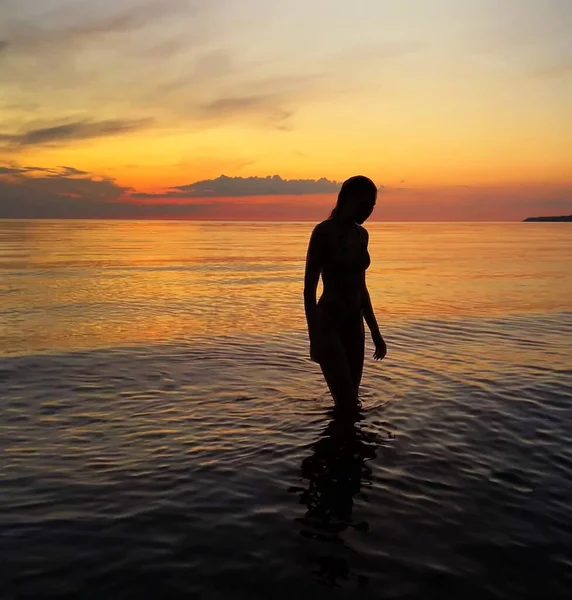 Relaxing Woman Orange Sunset Sea Girl Silhouette Sun Cloudy Evening — Stockfoto