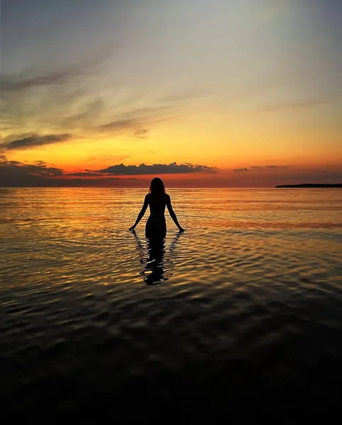 Relaxing Woman Orange Sunset Sea Girl Silhouette Sun Cloudy Evening — Stockfoto