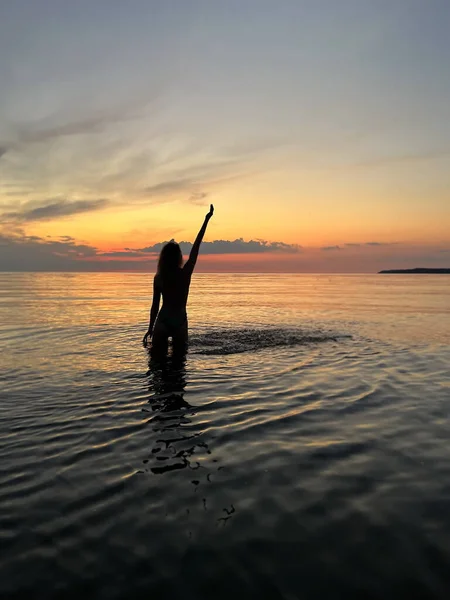 Relaxing Woman Orange Sunset Sea Girl Silhouette Sun Cloudy Evening — Stock Photo, Image