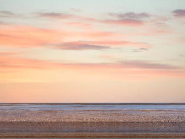 Roze Bewolkt Dramatische Zonsondergang Zee Pastel Kleur Zonnestraal Zeegezicht Natuur — Stockfoto