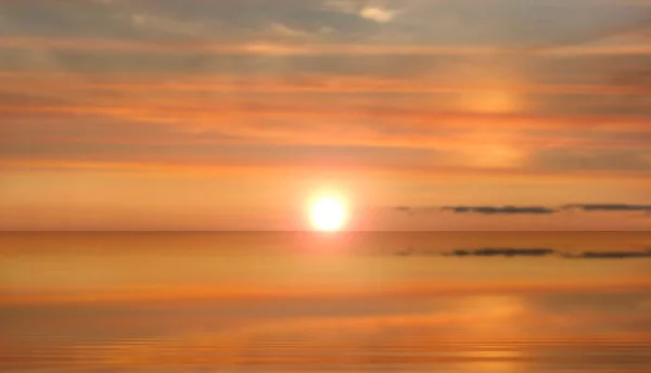 Güneş Turuncu Gökyüzünde Parlar Sarı Turuncu Bulutlar Güneş Deniz Suyunun — Stok fotoğraf