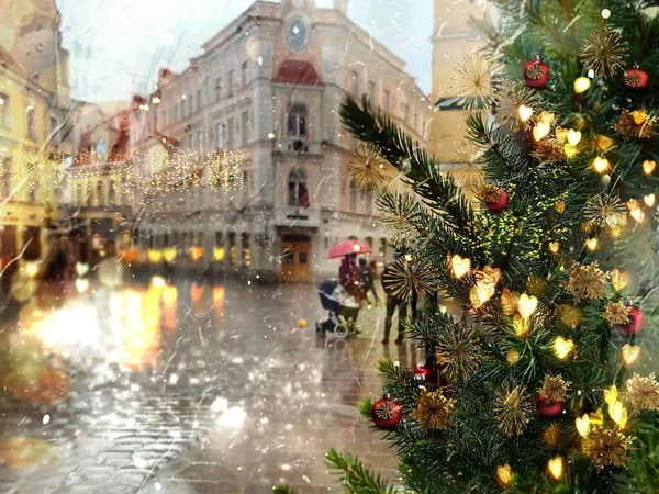 Snowy Christmas Tree Gold Blurred Light Festive Decoration Street People — Fotografia de Stock