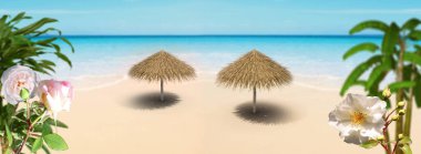 Tropikal plaj. Mavi deniz ve gökyüzü saman çadırı ve beyaz kum çiçekli palmiye. Yaz tatili seyahat şablonu arka plan kopyalama alanı.