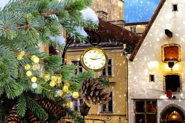  Yılbaşı ağacı dalları koni ve kar taneleri ile Tallinn 'deki ortaçağ evinin önünde eski kasaba tatil süslemesi kışın Estonya' da