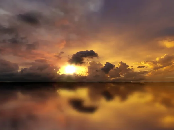 Золотой Драматический Облачный Закат Ночью Море Розовый Голубой Желтый Звездное — стоковое фото