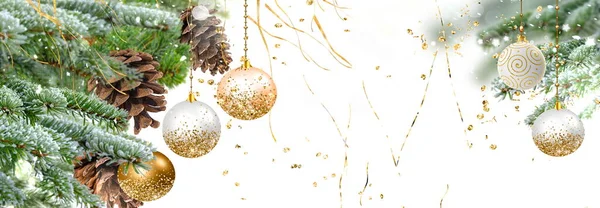 Χριστουγεννιάτικο Δέντρο Πράσινο Κλαδί Πεύκου Κώνο Και Πολύχρωμη Μπάλα Χειμωνιάτικο — Φωτογραφία Αρχείου