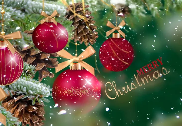 Рождественская Ветка Зеленой Сосны Конусом Красным Шаром Зимний Праздничный Снег — стоковое фото