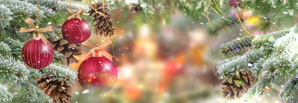Рождественская Ветка Зеленой Сосны Конусом Красным Шаром Зимний Праздничный Снег — стоковое фото
