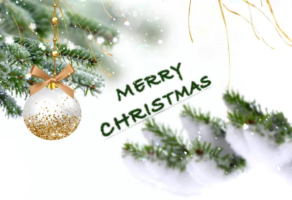 Веселый Рождественский Шар Зеленая Ветка Сосны Конусом Зимой Изолированы Белый — стоковое фото