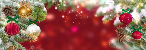 Рождественская Елка Красный Шар Праздничном Размытом Фоне Шаблон Шаблона Баннера — стоковое фото