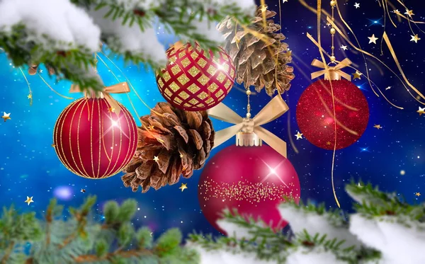Χριστουγεννιάτικο Δέντρο Φως Κόκκινη Μπάλα Κουκουνάρι Και Χρυσά Κομφετί Στο — Φωτογραφία Αρχείου