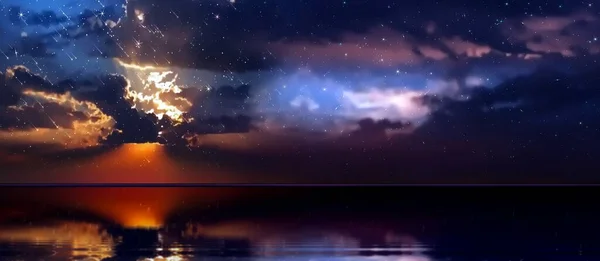 Dramatic Starry Night Sea Star Fall Water Reflection Horizon Dark — 图库照片