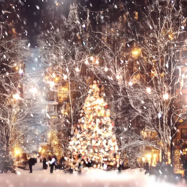 Різдвяні Прикраси Міста Святкові Стіни Зелені Дерева Освітлення Вечірніх Будівель — стокове фото