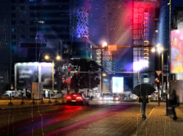 Deszczowy Ulica Wieczorem Miasto Światło Dla Pieszych Parasolami Skrzyżowaniu Dróg — Zdjęcie stockowe