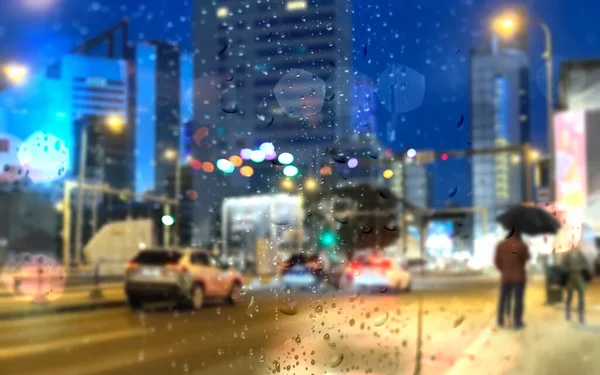 Regentropfen Auf Fensterscheiben Verregnete Straße Abends Stadtlicht Fußgänger Mit Regenschirmen — Stockfoto