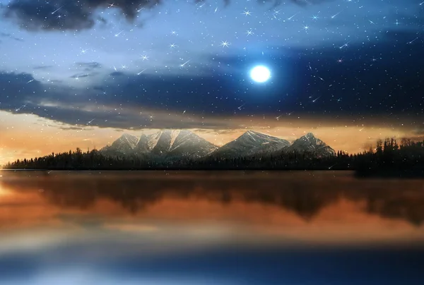 海の波と水平線の山々と森の自然景観に青い月の空の反射とオレンジの夕日と太陽と夜の星空 — ストック写真
