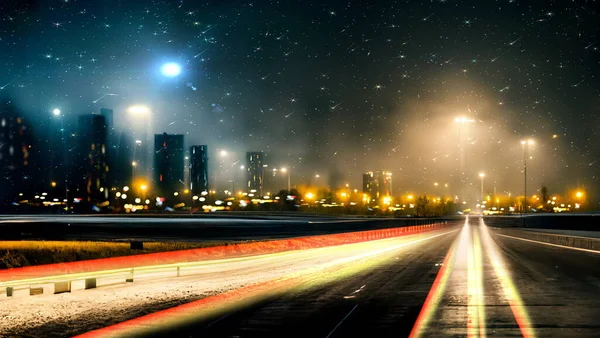 Rodovia Noite Luz Cidade Reflexão Turva Horizonte Estrada Céu Estrelado — Fotografia de Stock