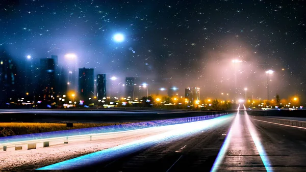 Шоссе Ночью Свет Города Размытое Отражение Горизонте Дороги Звездное Небо — стоковое фото