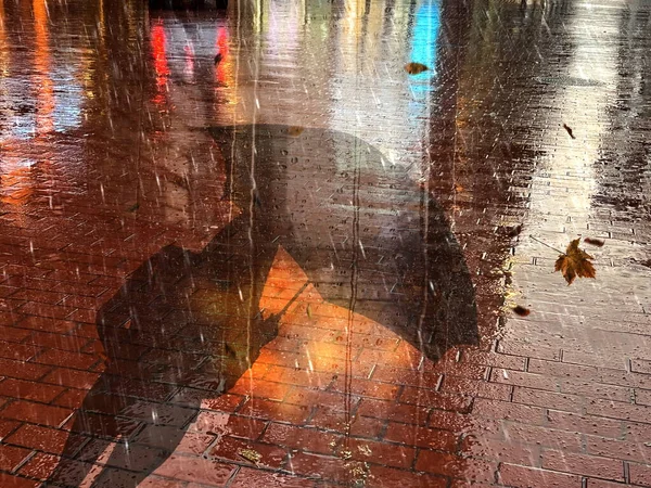 Kvinna Siluett Våt Trottoar Och Gula Blad Regn Droppar Och — Stockfoto